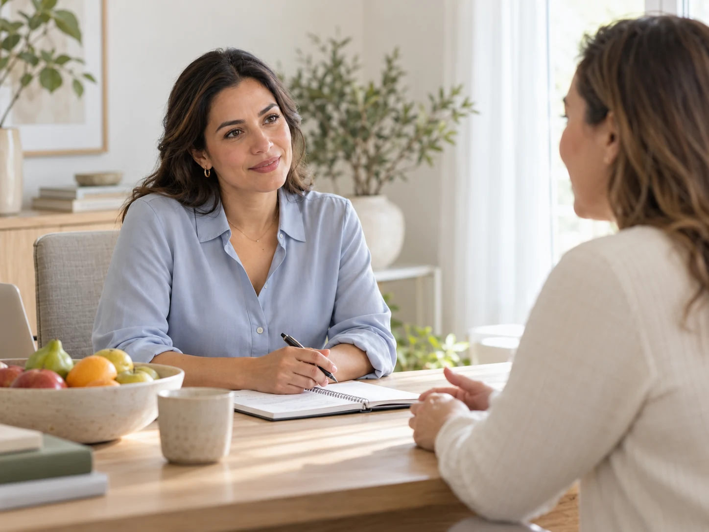 Profesional de nutrición durante una conversación de orientación.